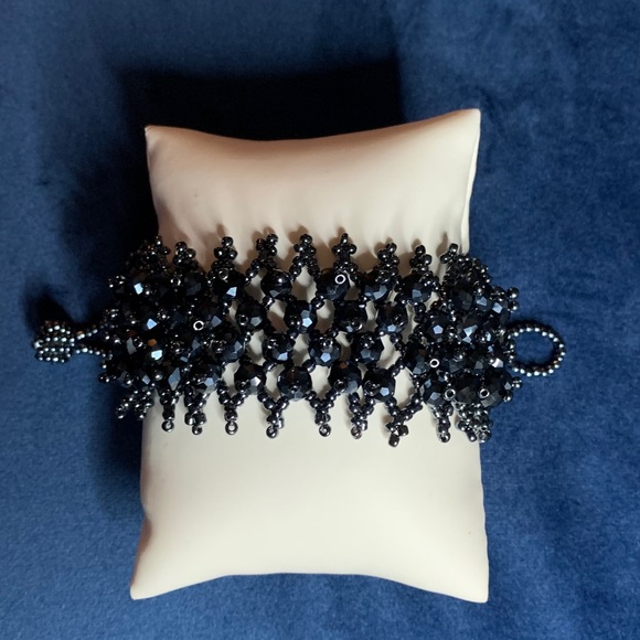 Shiny dark gray/metallic look beads bracelet. - Picture 3 of 8